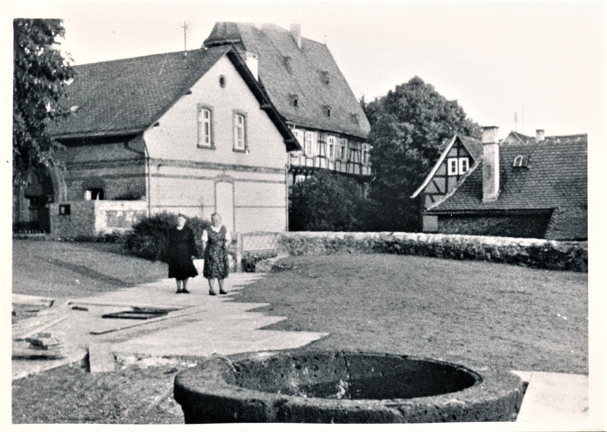 Blick vom Kirchhof auf das Gebäude der StattBücherei, ca. 1950